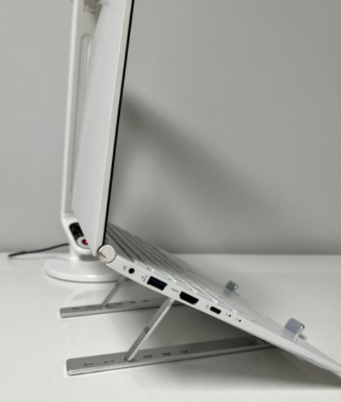  가볍고 예쁜 노트북을 찾는다면, 2025년에도 여전히 LG 그램 15?
