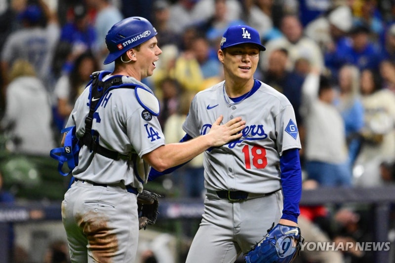 [다저스, 밀워키 상대로 NLCS 2연승] 초구 홈런에도 흔들림 없던 야마모토의 완벽투!