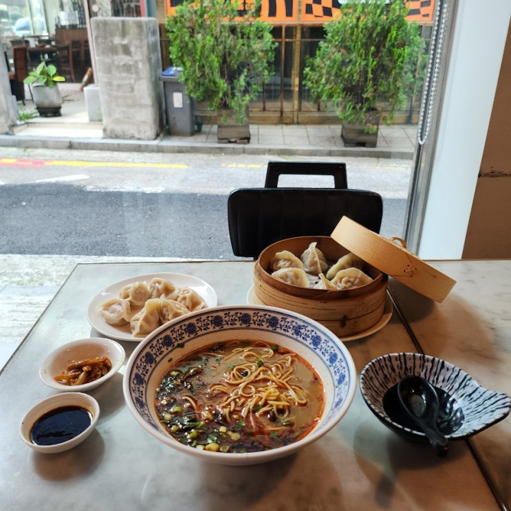  신사동 가로수길 딤섬 맛집 고즈넉한 분위기의 삼창교자