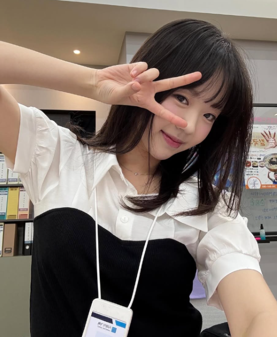 <b>지예은</b>, <b>갑상선</b> 질환으로 활동 중단…팬들 “얼른 회복하길”... 