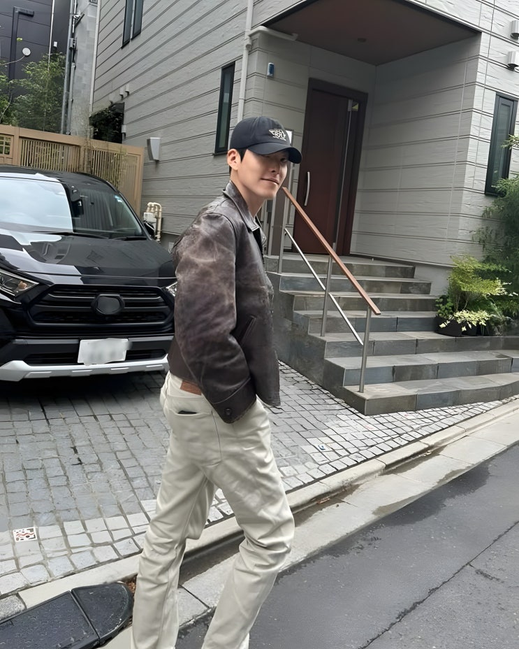  "도쿄 거리 마비시킨" 신민아 김우빈 커플 시밀러룩 데이트