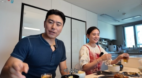  이시언 “박나래 할머니 장례식 못 갔다”… 아내 표 한상차림으로 사과, 추모 시계 선물에 박나래 결국 눈물 
