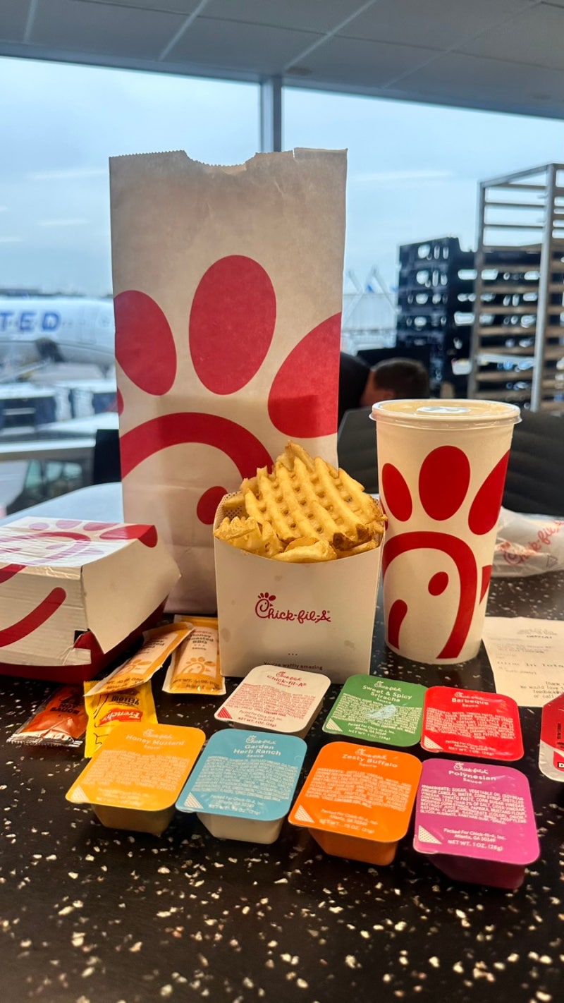 미국 칙필레 (Chick-fil-A) 국민 치킨 버거 후기_버거에 뿌릴 7가지 소스 다 주세요