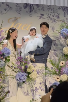  박수홍김다예, 딸 ‘째이’ 돌잔치 현장 공개시그니엘급 럭셔리 파티에 개그계 총출동