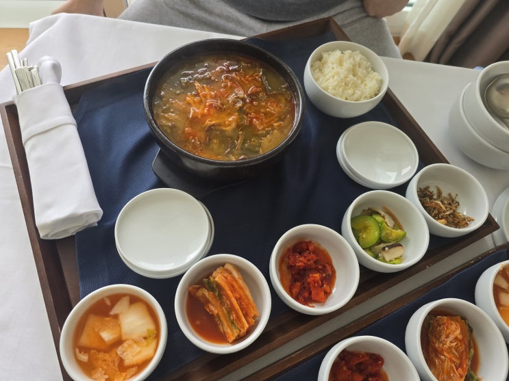  [내돈내산] 강릉 씨마크 호텔 조식 룸서비스 한식(전복죽, 우거지 탕), 양식(프렌치 토스트, 이튼 매스) 식사 후기 (메뉴, 실물, 평 등)