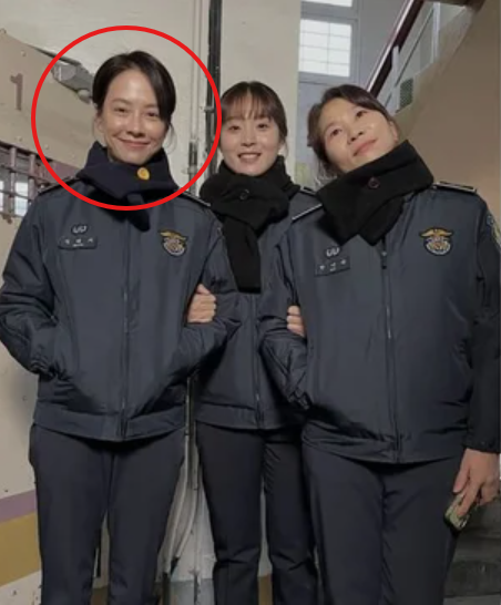 송지효, 교도관 됐다...5년만 스크린 복귀 "번아웃 탓 오히려 연기 편해" [만남의 집]
