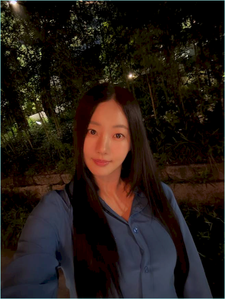  김사랑이 입은 '뻔한' 블루 셔츠, 사실은 가장 계산된 선택인 진짜 이유