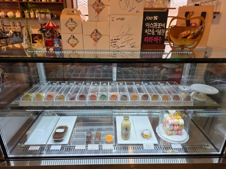  커피와 허브티, 마카롱, 두바이초코릿이 있는 홍대입구역 연남동 경의선숲길 카페, 마카롱롱롱