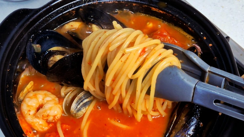 라면보다 10배 시원한 해장 파스타! 속까지 풀리는 토마토 뚝배기 레시피