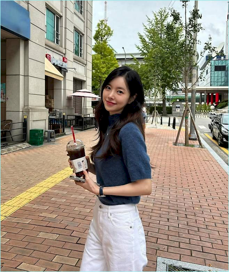  진세연의 ‘평범한’ 니트+흰바지, 패션 에디터가 찾아낸 결정적 디테일 3가지