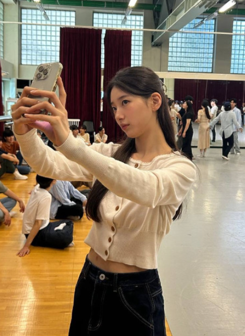   수지, ‘분홍 퍼 미니 원피스’로 여신 등장 한 줌 허리+롱부츠핏에 팬들 “말잇못…”