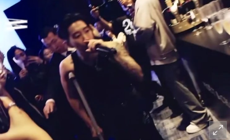 "가슴 예찬" 노래가 <b>유방암 행사</b>에서? <b>박재범</b> '몸매' 선곡, <b>논란</b>... 