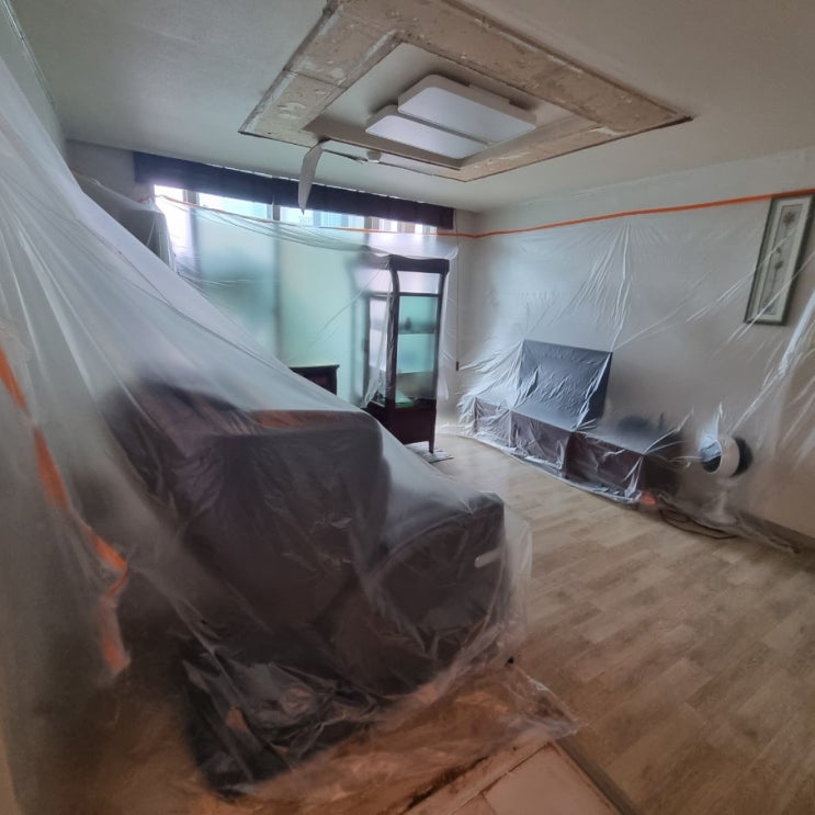  수원 권선구 강남아파트 방문틀 방문짝 화장실문 욕실문 베란다문을 거주중공사 를 하는현장
