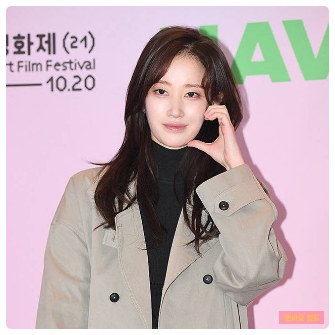 <b>전종서</b>, ‘트렌치코트 사이로 드러난 <b>각선미</b>’…황금 비율... 