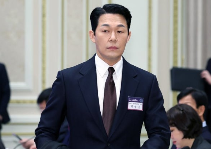 배우 <b>박성웅</b> '<b>해병특검</b>' 출석…서로 모른다고 잡아 뗀 "이종호... 