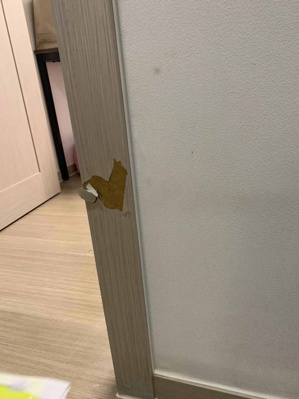 물먹은 나무 문틀 시트지 셀프 보수 시공 (송파)
