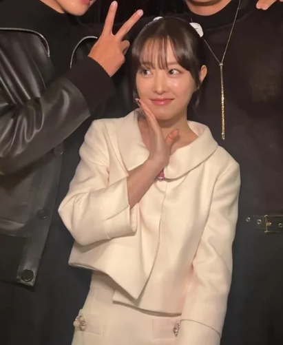 <b>유방암 캠페인</b>인가, 브랜드... 신어서"…<b>박보영</b>, 레드카펫에서... 