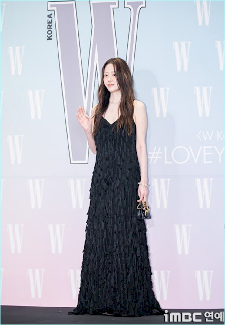  모두가 고현정의 '얼굴'만 볼 때, 패션 고수들은 이 '드레스 질감'을 본다