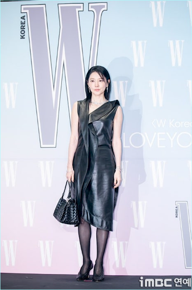  "우아함"을 버리고 "갑옷"을 입은 이영애, 그녀가 진짜 멋있는 이유