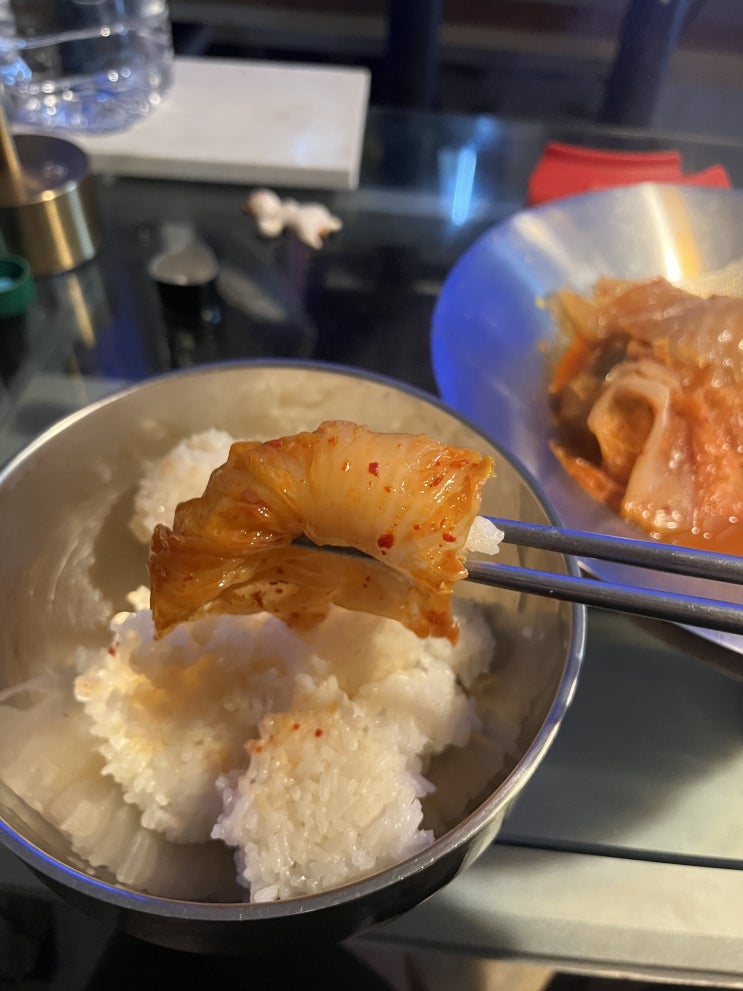  찬밥과 뜨거운 김치찌개를 같이 먹을 때 느낌을 아는 사람이 있었으면 좋겠다.