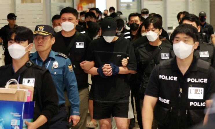 <b>캄보디아</b> 납치·<b>보이스피싱</b> 연루자 64명 전세기 <b>송환</b>... 