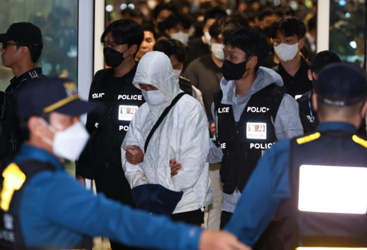 <b>캄보디아</b> 납치·보이스피싱 한국인 연루자 64명 전세기 <b>송환</b>... 