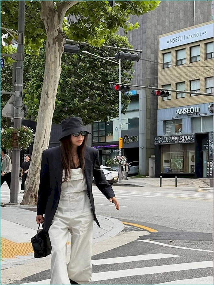  50대에 오버롤? 황신혜가 '주책' 소리 안 듣고 '시크'한 비결