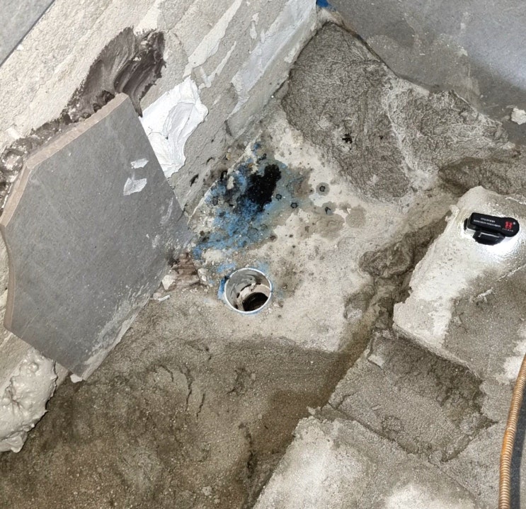  화장실 공사 중인데 바닥 하수구 막혔을 때 아래층 가지 않고 뚫는 법
