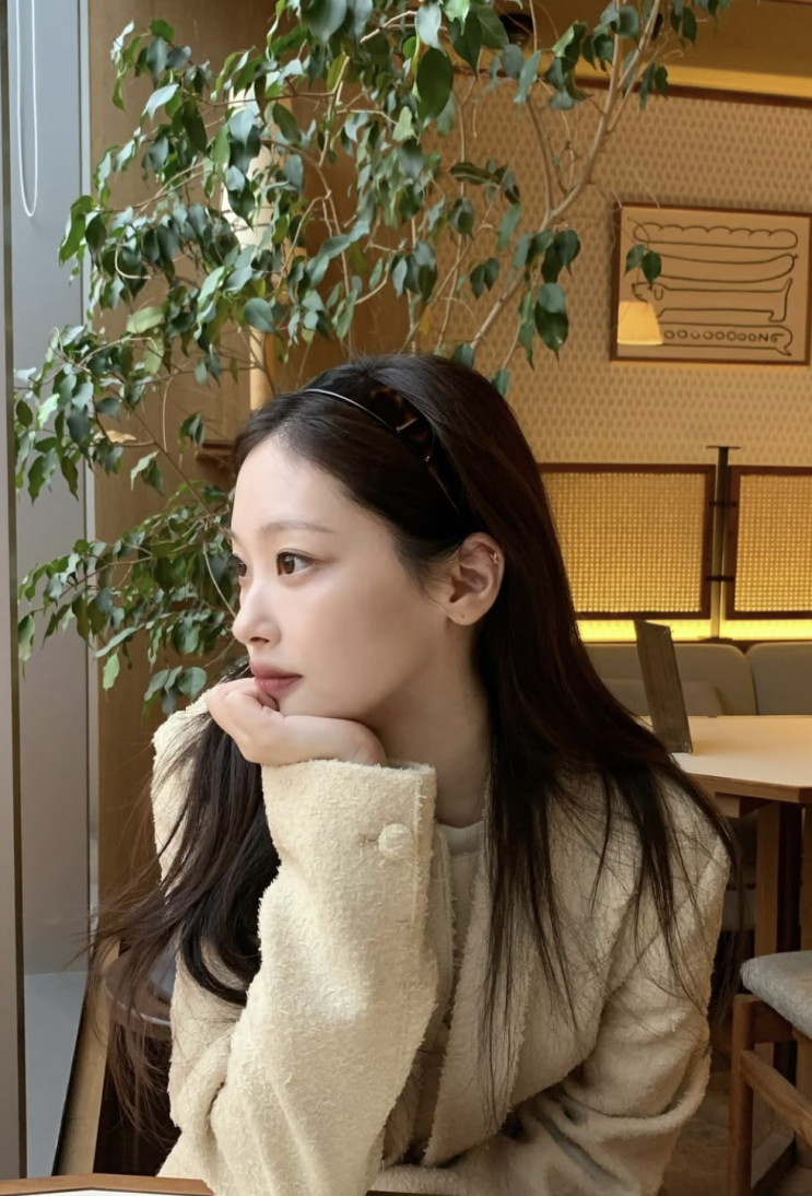  [셀럽 패션] 고양이상 미모 폭발 배우 최희진, 리본 자켓 하나로 심쿵 모먼트 완성