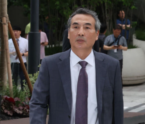 <b>민중기</b> 특검, 비상장 <b>주식 거래</b>로 <b>논란</b> 확산?!