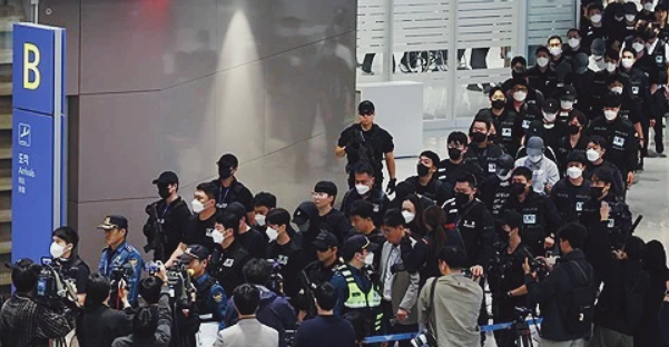 <b>한국인</b> 64명 전세기 타고 <b>송환</b> 전원 체포 <b>캄보디아</b> 구금자