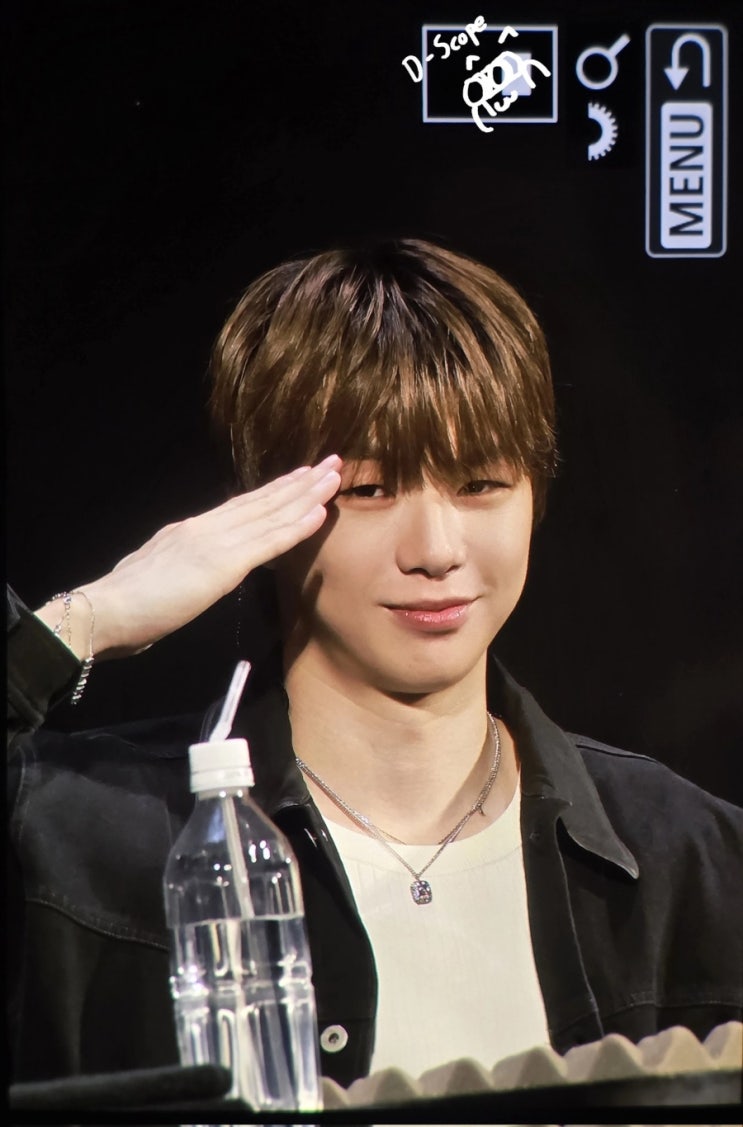 <b>강다니엘</b> 일본 <b>팬미팅</b>중