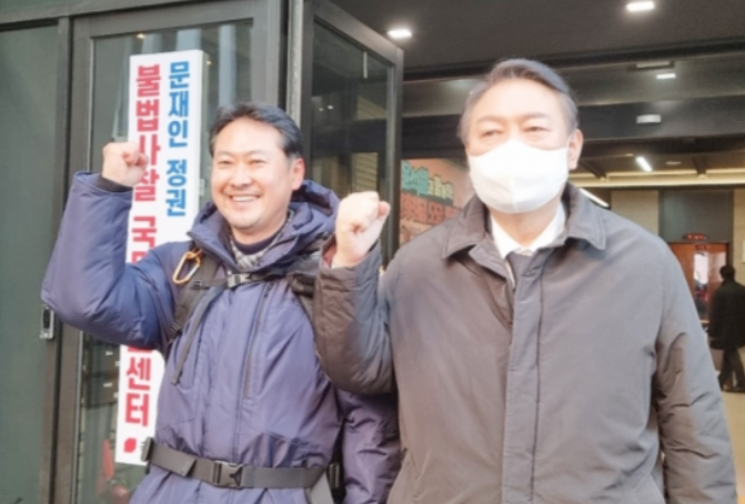 <b>장동혁</b> 국민의힘 대표의 <b>윤석열</b> 면회 논란과 정당 해산 공방