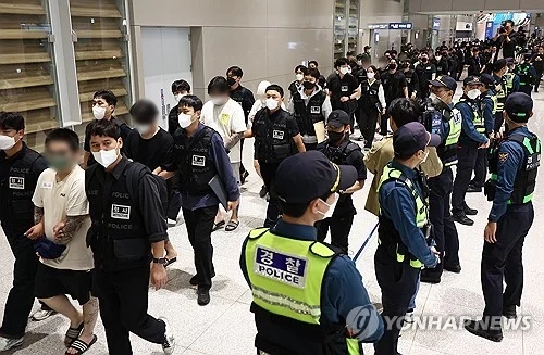 '<b>캄보디아</b> 구금' <b>한국인</b> 64명 <b>송환</b> | 역대 최대 규모... 