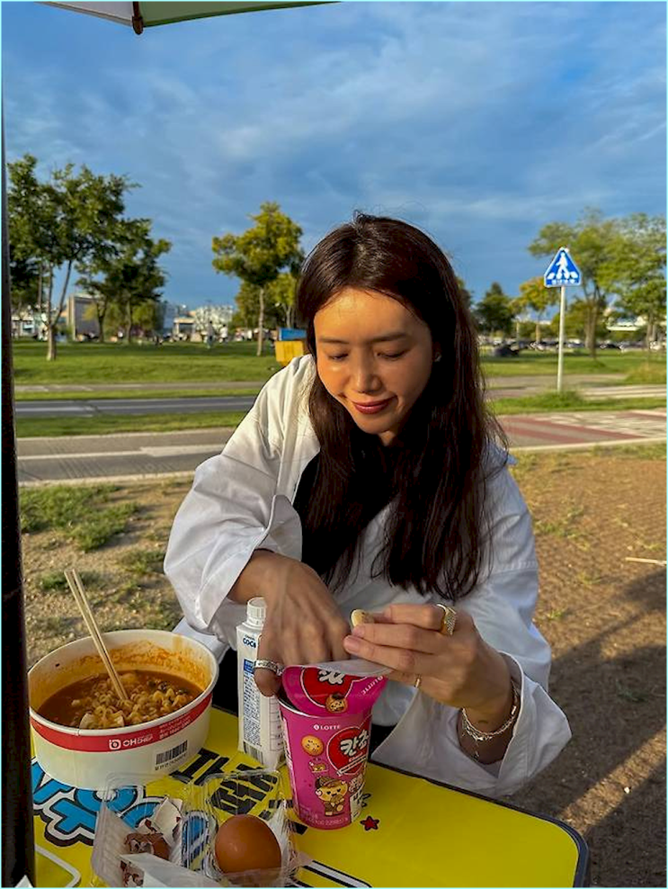  채정안 한강 패션, '무심한' 셔츠 속에 숨겨진 '치밀한' 디테일 3가지