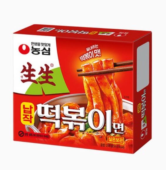  “분식점 감성 쥬르르~ 농심 생생 납작떡볶이면으로 집에서도 쫄깃한 떡볶이 맛을!”