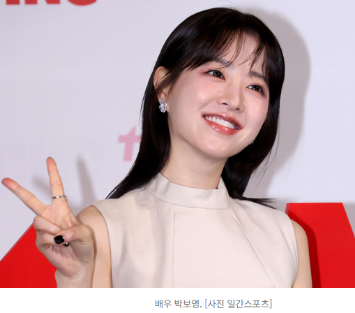  “스타킹 안 신어서 포토월 금지?”… 박보영 제지 사건, ‘유방암 캠페인’ 진정성 논란 확산