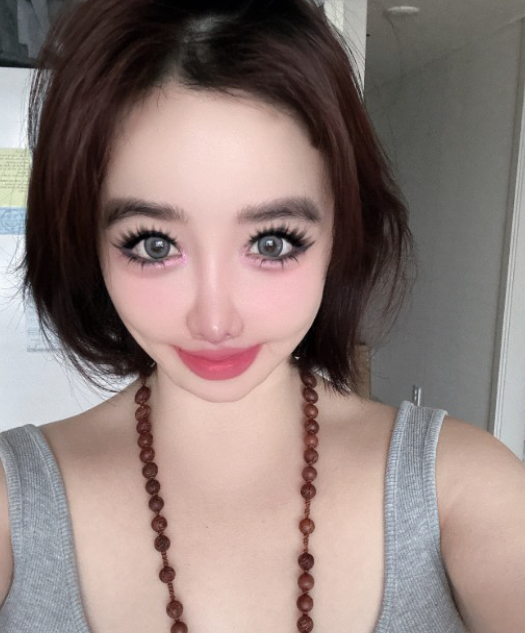  “인형 실물 맞지?” 박봄, 활동 중단 중에도 여전한 ‘왕방울 눈美’ 근황 공개