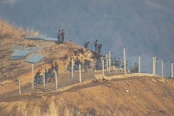 북한군 1명, <b>중부전선</b> 통해 <b>귀순</b>…이재명 정부 들어 군인 <b>귀순</b>... 
