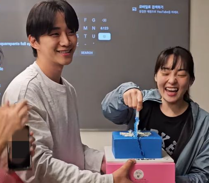  "이준호"·김민하, ‘태풍상사’ 팀 단체관람 현장 포착 “이제 더 재밌어집니다” 막촬 앞두고 분위기 후끈