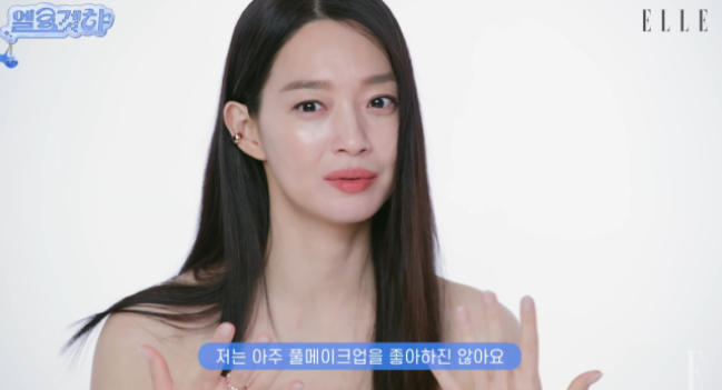  “꾸안꾸의 정석”… 신민아, 외출 전 화장 40분·잠으로 완성한 방부제 미모