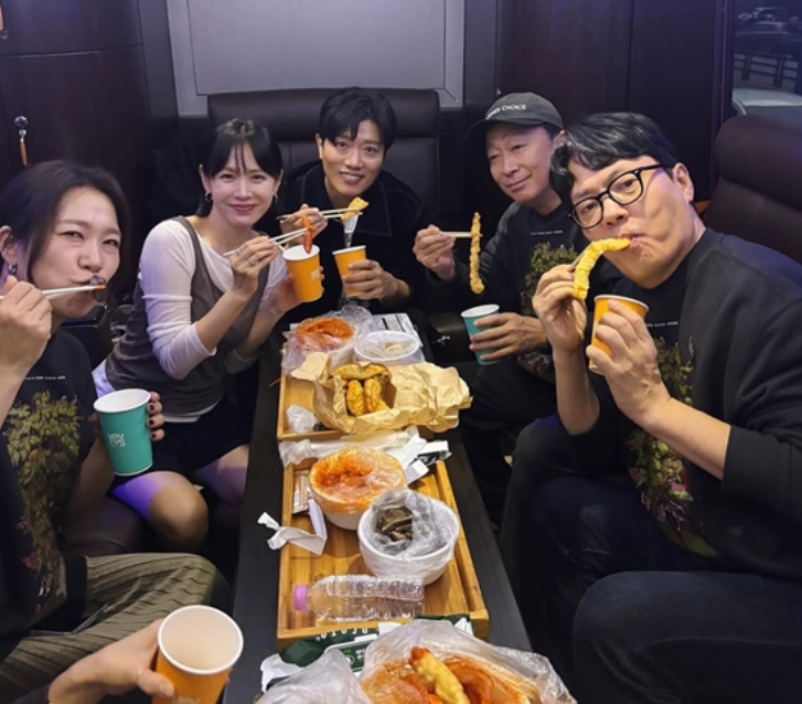  손예진, 단발 여신으로 컴백️ 마지막 무대인사 후 떡볶이 먹방까지 “사랑해요, 그대들”
