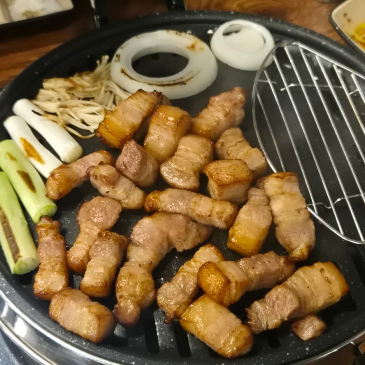  고기가 구워져서 나오는 동탄 반송동 삼겹살 맛집 목삼돈
