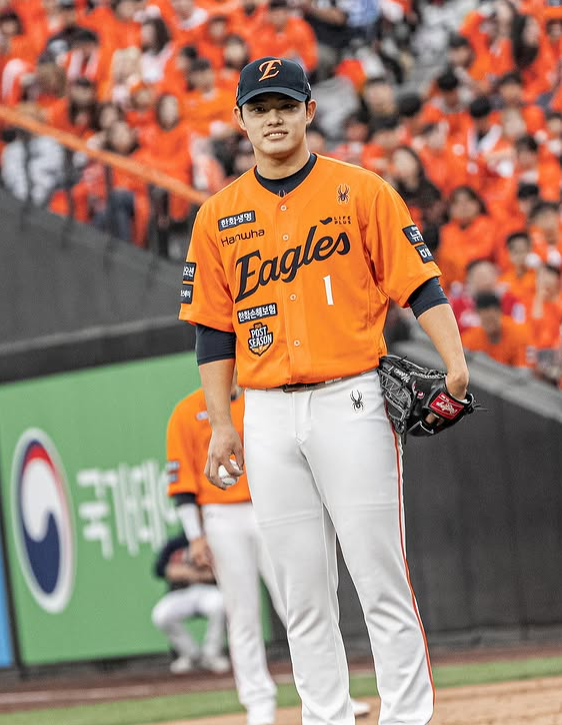 <b>한화</b>이글스 <b>가을야구</b> 첫 승, 18년 만의 홈 <b>승리</b>가 던진 메시지는?
