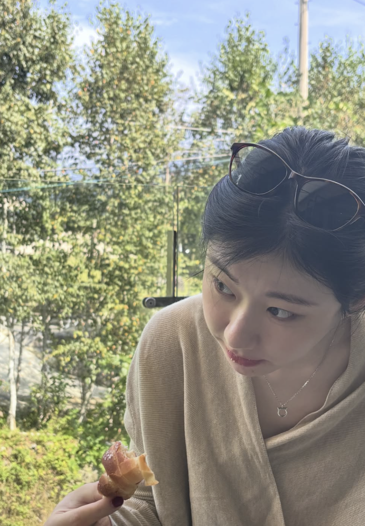  [셀럽패션] 있지 채령, 햇살 속 가을 나들이룩 니트 하나로 완벽 꾸안꾸