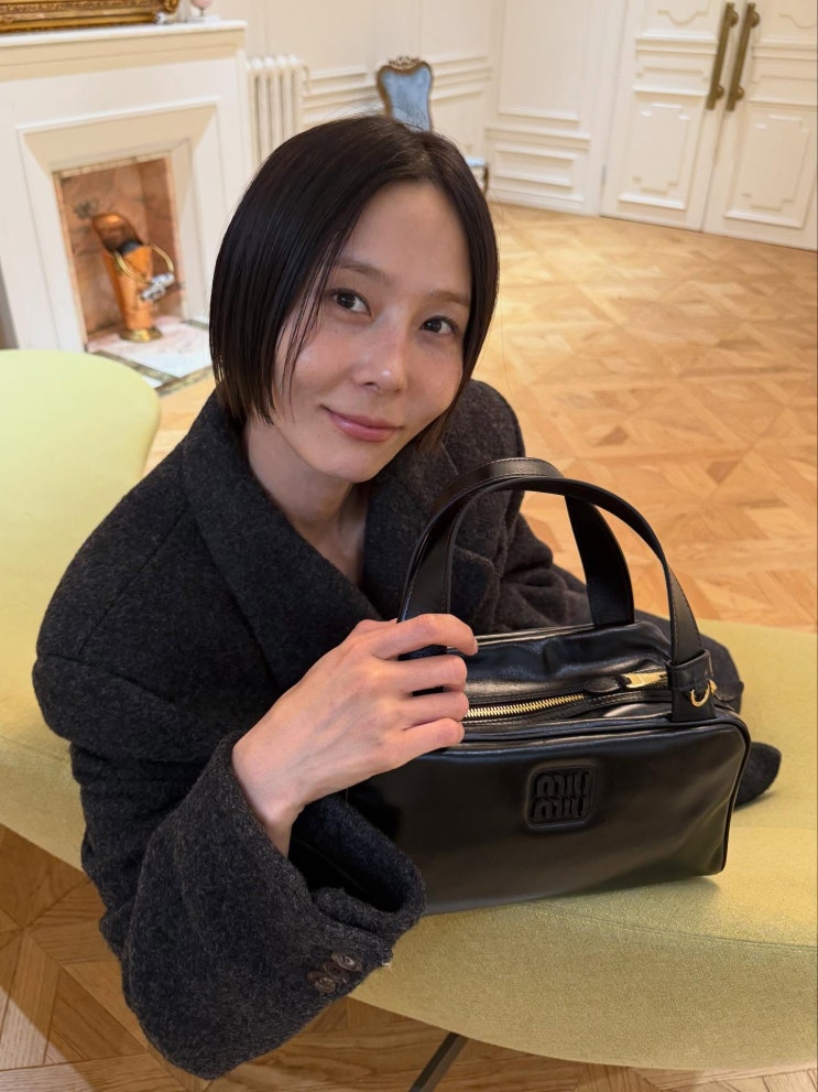  마이큐  김나영과 함께한 40대 '힙스터 엄마'를 위한 여자 명품 브랜드 미우미우 가방