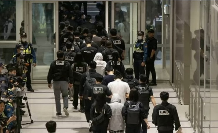 <b>캄보디아</b> 64명 소환 "아수라장" <b>캄보디아</b> 슈킹외교, 김건희... 