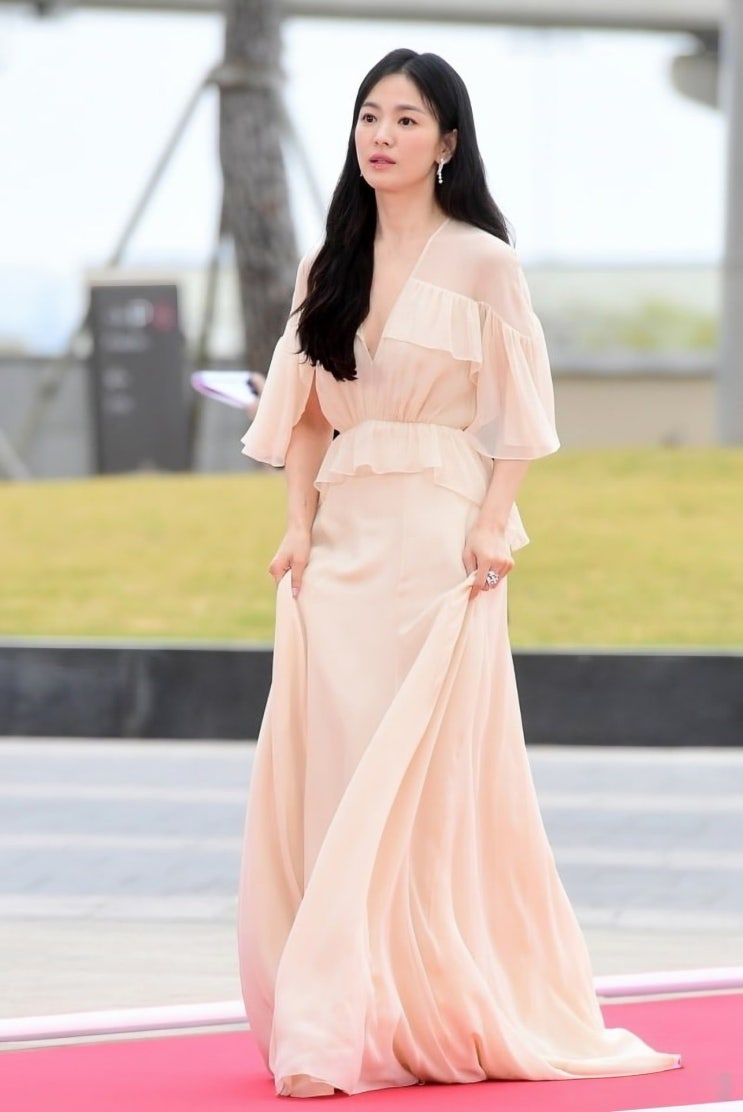  "한쪽은 극찬, 한쪽은 혹평" 수지 vs 송혜교, 같은 옷 평가는?