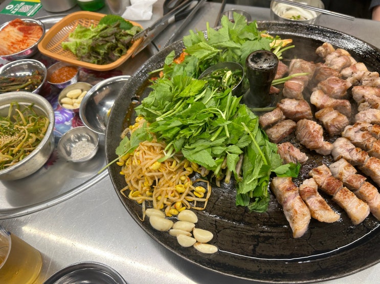  [장한평역] 미나리와 돼지고기의 찰떡궁합, 구워주는 든든한 고기맛집 <목구멍 장안점>