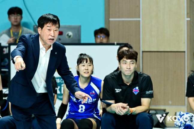 김호철 <b>감독</b> “이런 경기력 처음 본다”…개막전 충격패에... 